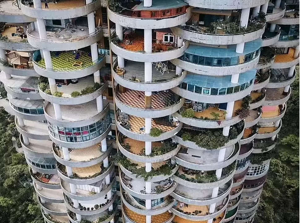 Unique Buildings: टिड्डे वाले कैफे से लेकर इंजन जैसी बिल्डिंग, ऐसी दिखती हैं दुनिया की विचित्र इमारतें