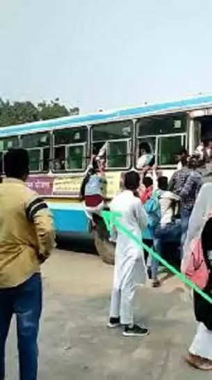 Government Bus In Haryana: हरियाणा की चलती सरकारी बस में जान जोखिम डालकर यूं चढ़ गई लड़की, देखें चौंकाने वाला Video