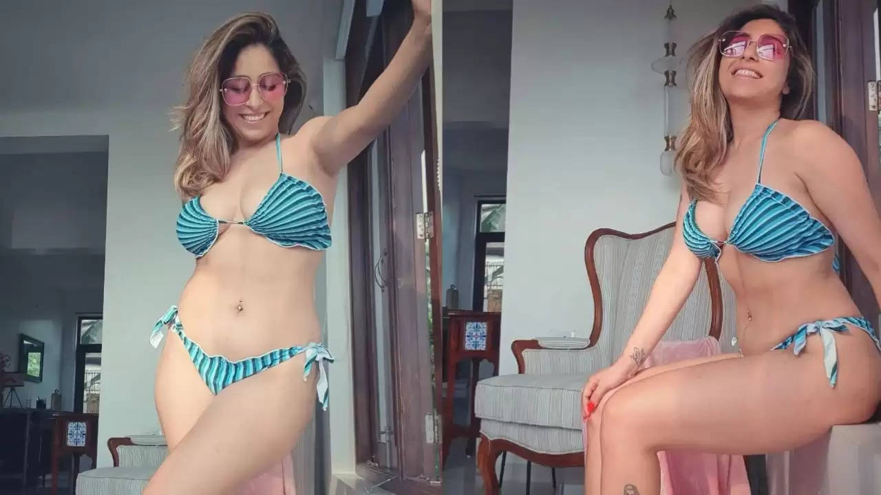 Neha Bhasin Bikini Look: नेहा भसीन ने बिकिनी मे धड़काया फैन्स का दिल, नो मेकअप लुक मे वीडियो शेयर कर लोगों को किया दीवाना