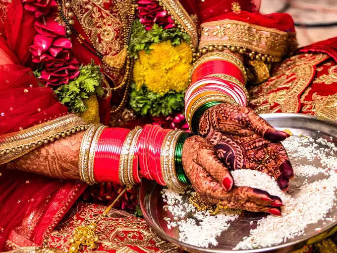  किसी ने ठीक कहा है कि शादी दो आत्माओं का मिलन है। यह एक ऐसा अटूट बंधन है, जिसमें बंधे दो लोग हमेशा-हमेशा के लिए एक-दूसरे के हो जाते हैं। यही तो एक बड़ी वजह भी है कि तमाम रीति-रिवाज और रस्मों के साथ एक शादी को खास बनाया जाता है। हां, वो बात अलग है कि जब भारत में होने वाली शादियों की बात आती है, तो ये भरपूर ड्रामे से भरी होती हैं। ऐसा इसलिए क्योंकि रिश्ता पक्का होने पर अगर फूफा को न पूछा जाए, तो उनका मुंह बन जाता है। वहीं शादी में दहेज कम दिया, तो ससुराल वाले ताने मारने लगते हैं। लेकिन अब जब जो मामला सामने आया है, उसने हर किसी को हैरान करके रख दिया। उपयोगकर्ताओं का दावा! रोजाना कपिवा गेट स्लिम जूस लेने से 10 किलो वजन कम करने में मदद मिली दरअसल, हुआ कुछ ऐसा कि उत्तराखंड के हल्द्वानी जिले के राजपुरा इलाके में रहने वाली एक लड़की की पिछले दिनों अल्मोड़ा के रहने वाले एक लड़के के साथ शादी पक्की हुई। शादी की सभी तैयारियां जोरो पर चल रही थीं, लेकिन लड़के वालों की तरफ से उसे जो लहंगा दिया गया, उसने एक नया विवाद खड़ा कर दिया। रिपोर्ट्स के मुताबिक, लड़की ने शादी से इसलिए इनकार कर दिया क्योंकि ससुराल वालों ने उसे सस्ता लहंगा दिया था। जब उसे पता चला कि उसके लिए दूल्हे की तरफ से जो लहंगा खरीदा गया है, उसकी कीमत केवल 10 हजार रुपये है, तो उसने न केवल गुस्से में लहंगा फेंक दिया बल्कि शादी भी तोड़ दी। नाराज दुल्हन ने शादी से किया इनकार पुलिस ने भी की सुलाह कराने की कोशिश लहंगे को देखने के बाद दुल्हन आग बबूला हो गई। उसने शादी से साफ इनकार कर दिया, जिसके बाद यह मामला स्थानीय थाने में भी पहुंचा। लेकिन यहां भी कोई बात नहीं बनी। घंटों की तीखी नोकझोंक के बाद दोनों पक्षों में समझौता हो गया और शादी टूट गई। हालांकि, हल्द्वानी पुलिस ने बहुत कोशिश की, लेकिन वह दुल्हन को मनाने में सफल नहीं हुए। वहीं दूल्हे के परिवार वालों ने दावा किया कि उन्होंने लहंगा विशेष रूप से लखनऊ से 10 हजार रुपये में खरीदा था। लेकिन दुल्हन के लिए यह काफी सस्ता था। 'जब मैं विधवा हो गई थी...' मेरे घर में खाना बनाने वाली वो एक महिला, जो मेरी मां से भी ज्यादा खास ह ससुरजी ने ATM भी दिया दरअसल, दोनों की सगाई जून में हुई थी और 5 नवंबर को शादी होने वाली थी। शादी के लिए कार्ड भी बांटे जा चुके थे। लेकिन लहंगा देखकर लड़की अपना आपा खो बैठी। उसने कहा कि 'मैं नहीं लूंगी सस्ता लहंगा...' जबकि स्थानीय रिपोर्टरों की मानें तो, मामले को बढ़ता देख दूल्हे के पिता ने लड़की को उसकी पसंद का लहंगा खरीदने के लिए अपना एटीएम कार्ड भी दिया। लेकिन इससे भी कोई फायदा नहीं हुआ, जिसके हल्द्वानी पुलिस ने दोनों पक्षों के लिए विवाह समाप्त कर दिया और आखिर में दोनों पक्षों ने भी अलग होना सही समझा। नहीं सोचा परिवार का क्या होगा अगर हमारी मानी जाए, तो हम लड़की के इस कदम से बिल्कुल भी खुश नहीं है। ऐसा इसलिए क्योंकि अपनी बेटी को हंसी-खुशी विदा करने के लिए हर मां-बाप अपने जीवन की पूरी पूंजी लगा देते हैं। इतना ही नहीं, कुछ पैरेंट्स तो बेटी की शादी के बाद भी ताउम्र कर्ज से नहीं छूटते। ऐसे में जिस शादी की सभी तैयारियां हो चुकी हों, शादी के कार्ड बंट चुके हो, वहां आप समझ ही सकते हैं कि मां-बाप के दिल पर क्या बीत रही होगी। हम इस बात को भी मानते हैं कि आज के समय में 10 हजार रुपए में शादी का लहंगा नहीं आता है, लेकिन यह शादी तोड़ने के लिए सही नहीं था। लड़की चाहती तो एक सौहार्दपूर्ण समाधान से बात बना सकती थी।