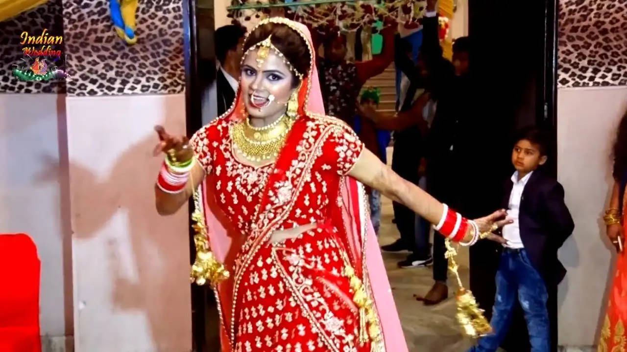 Wedding Video: दुल्हन ने स्टेज पर आकर 'Kala Chashma' पर किया ऐसा धांसू डांस, देखते रह गए मेहमान