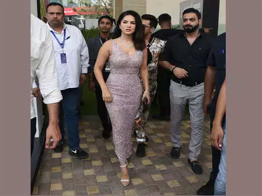 Sunny Leone Bold Pics: सनी लियोनी ने इस शिमरी ड्रेस में परफेक्ट फिगर को किया फ्लॉन्ट, तो वहीं फैन्स का हाल हो रहा बेकाबू